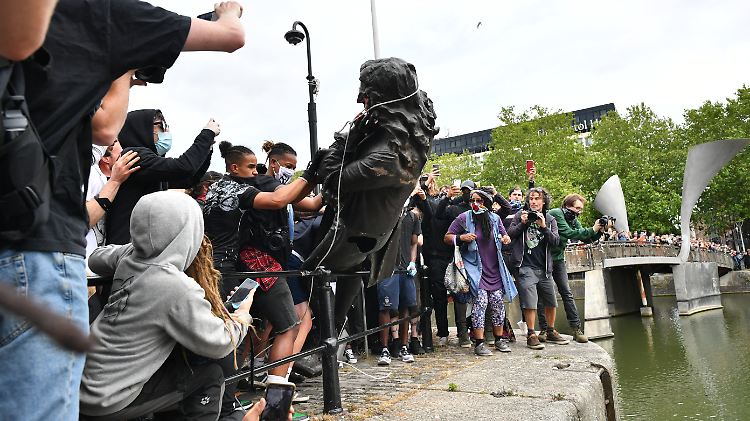 Demonstranten versenken Sklavenhändler-Statue im Hafenbecken von Bristol in Großbritannien.