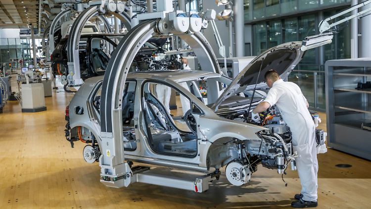 Die Autohersteller nehmen wieder die Produktion auf.