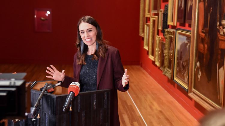 Man hat sie in letzter Zeit selten so glücklich gesehen: die neuseeländische Regierungschefin Yacinda Ardern.