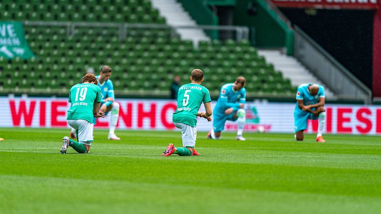 Die Profis von Werder Bremen und dem VfL Wolfsburg setzen gemeinsam ein Zeichen, auch das Schiedsrichtergespann schloss sich an.