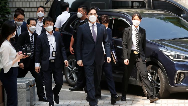 Samsung-Erbe Lee Jae Yong auf dem Weg zum Haftrichter. 