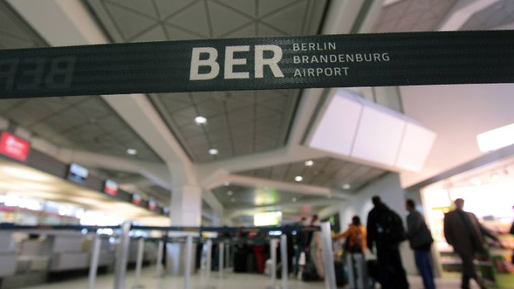 Schlangestehen auf Probe: Der BER-Testbetrieb wird zunächst verschoben.
