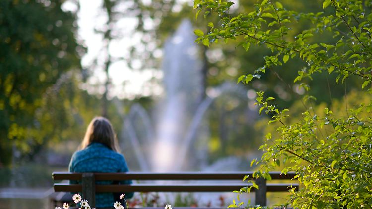 Einsam auf der Parkbank: Die Corona-Krise verschlimmert einer Studie zufolge psychische Erkrankungen.