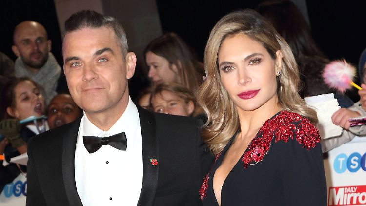 Robbie Williams war bei seinem ersten Date mit Ehefrau Ayda Fields so high, dass er "wie ein Huhn" gluckste.