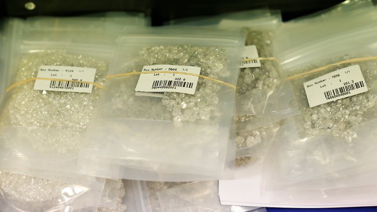 Tüten mit Rohdiamanten von De Beers.