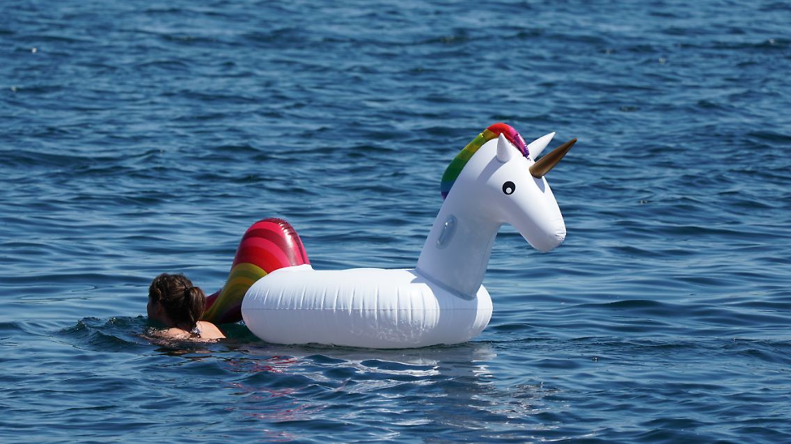 Wenn der Kontakt aus aufblasbaren Einhörnern besteht, ist Baden okay.