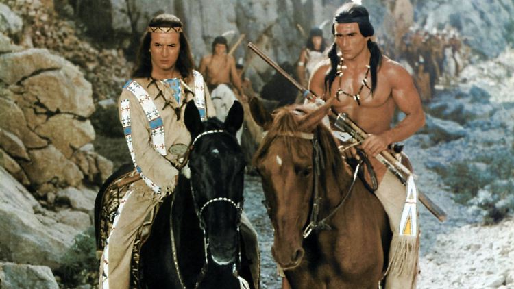 Auch mit Pierre Brice (l.) stand Mitic als Indianer vor der Kamera - dann jedoch nicht als Winnetou.