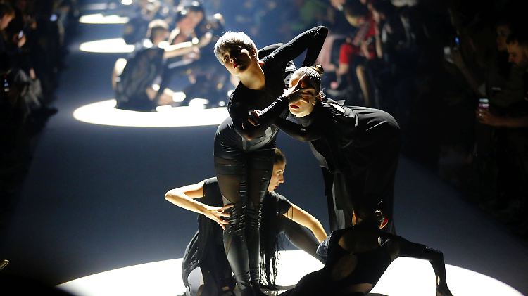 Berlin, ein sterbender Schwan? Performance bei DSTM auf der Fashion Week.