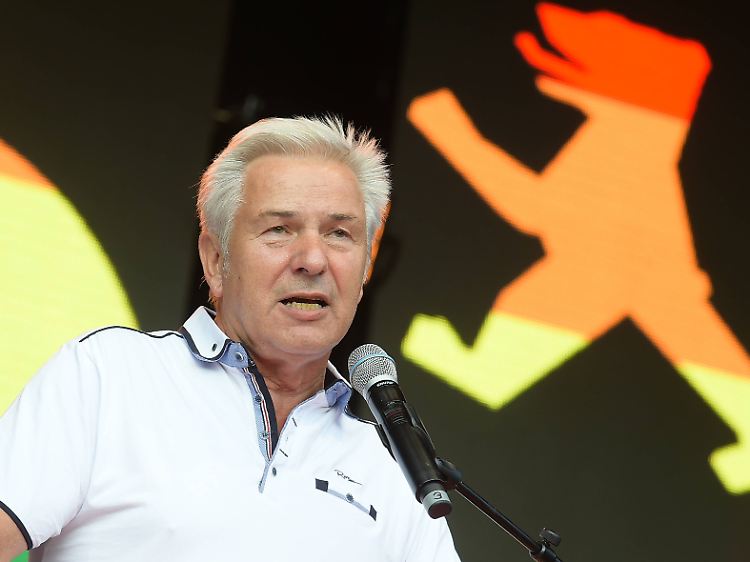 Der ehemalige Regierende Bürger- und Partymeister von Berlin, Klaus Wowereit, prägte den Slogan "Arm aber sexy". Und kriegte damals schon dafür auf die Mütze.