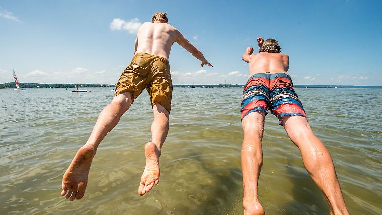In Deutschland ist das Baden an etwa 2000 ausgewiesenen Badestellen und Naturbädern ausdrücklich erlaubt.