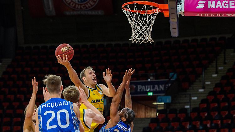 Alba Berlins Luke Sikma und seine Basketball-Kollegen wunderten sich gehörig über die Tracing Chips.