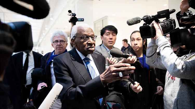 Im Januar wurde Lamine Diack schon einmal vor Gericht gebeten, der Prozess wurde aber vertagt. Nun wird es ernst.