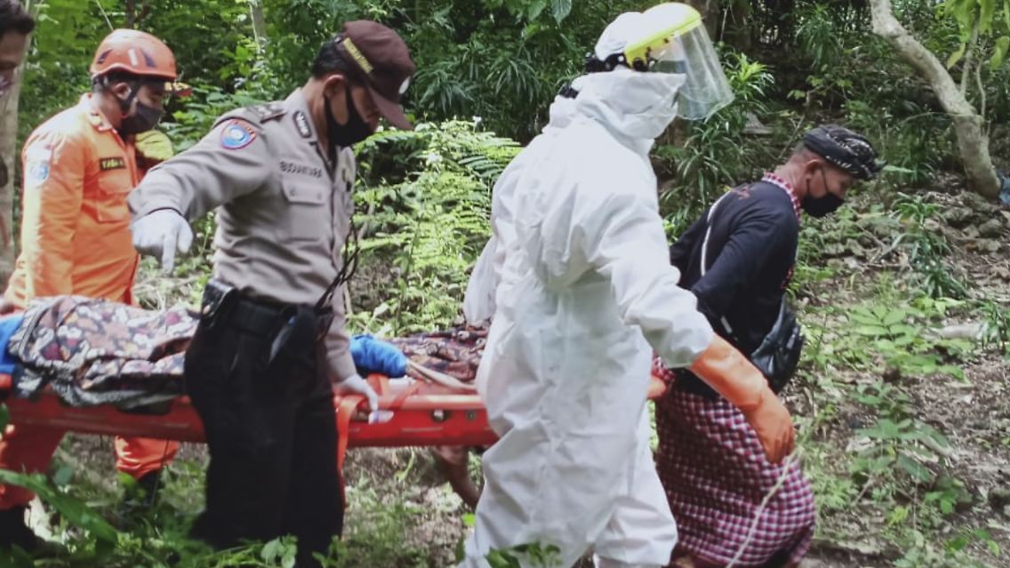 Mehrere Helfer bringen den Briten auf einer Bahre in Sicherheit.