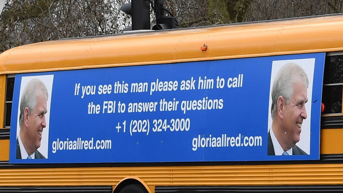 Zwischenzeitlich war sogar ein gelber Schulbus mit einem Foto von Prinz Andrew und einem "Fahndungshinweis" nach dem Herzog von York durch London gefahren.