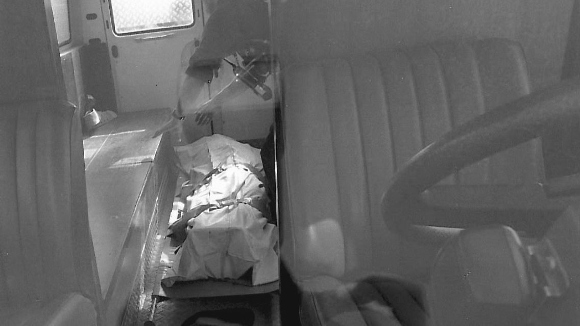 Die Leiche von Carola Titze liegt 1996 abgedeckt in einem Rettungswagen der belgischen Feuerwehr.