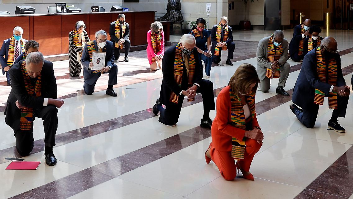 Die Demokraten knieten für 8 Minuten und 46 Sekunden - so lange dauerte der Todeskampf von George Floyd.