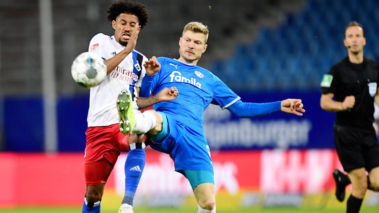 Jeremy Dudziak vom HSV und Kiels Alexander Mühling schenkten sich nichts - und trennten sich am Ende Unentschieden. 