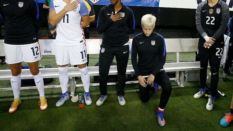 Kapitän Megan Rapinoe hatte im Jahr 2016 als Unterstützung für den schwarzen Ex-Quarterback der San Francisco 49ers Colin Kaepernick während der Hymne bei zwei Länderspielen niederkniet