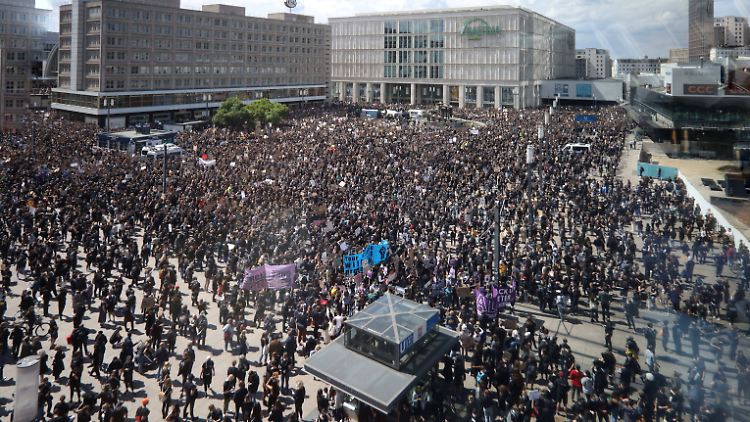 In Berlin kamen deutlich mehr Menschen zur "Black Lives Matter"-Demo als erwartet.