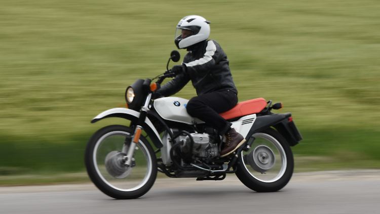 Es ist heute ein sehr eigenes Fahren mit der BMW R80 G/S. 