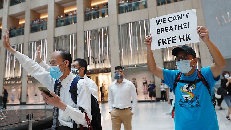 "We can't breathe - Wir können nicht atmen": In Hongkong geht der Protest auch nach einem Jahr weiter.