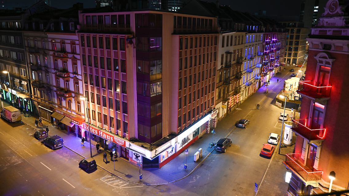 Im Frankfurter Bahnhofsviertel bleibt es weiterhin ruhig.