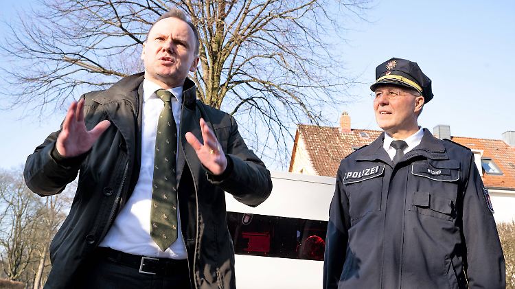 Gibt Auskunft zu einem handgreiflichem Polizeieinsatz vom August: Hamburgs Innensenator Grote, hier mit Vizepolizeichef Brand.