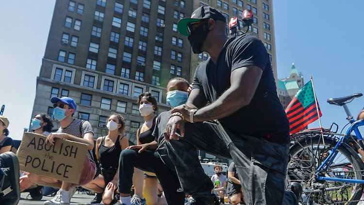 Wieder Polizeigewalt in den USA: Die New Yorker Staatsanwaltschaft zeigt sich "tief beunruhigt" nach einem brutalen Übergriff der Polizei auf eine 20-jährige Demonstrantin.