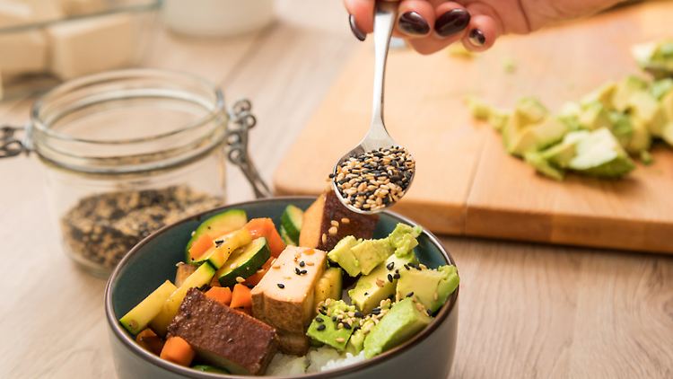 Tofu, gegrilltes Gemüse und Avocado: Pflanzenbetonte Kost ist laut Experten die Basis für eine gesunde Ernährung. 