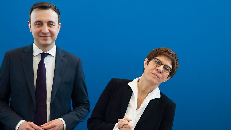 Die CDU wird zur Zeit von Annegret Kramp-Karrenbauer  geführt. Im Dezember soll ihre Amtszeit jedoch zu Ende gehen.