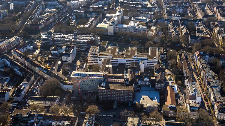 Auf einer Station des Dortmunder Klinikums sind zwölf Menschen positiv auf das Coronavirus getestet worden.