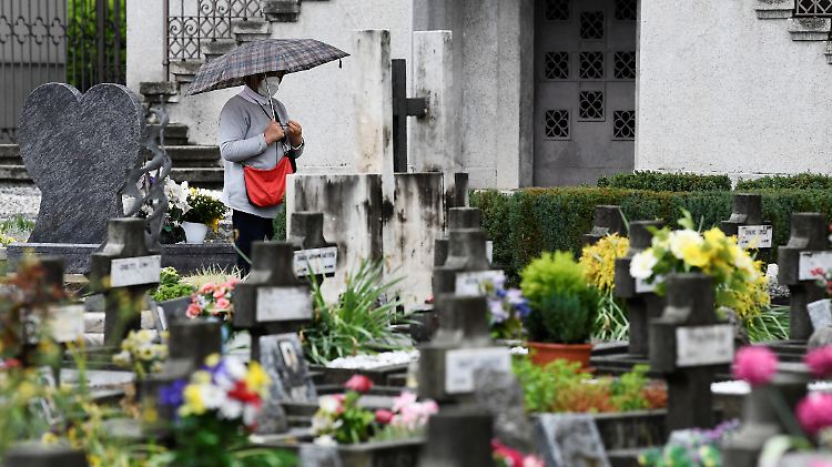 Friedhof bei Bergamo: Viele Angehörige wollen das Sterben ihrer Liebsten nicht einfach auf sich beruhen lassen. 