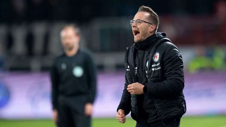 Flüthmann, hier im November 2019 als Braunschweig-coach an der Seitenlinie, lernt in England einen etwas anderen Trainerlehrgang kennen.