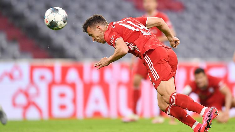 Der Moment vor dem 1:0: Ivan Perisic köpft zum Münchner Führungstreffer ein.