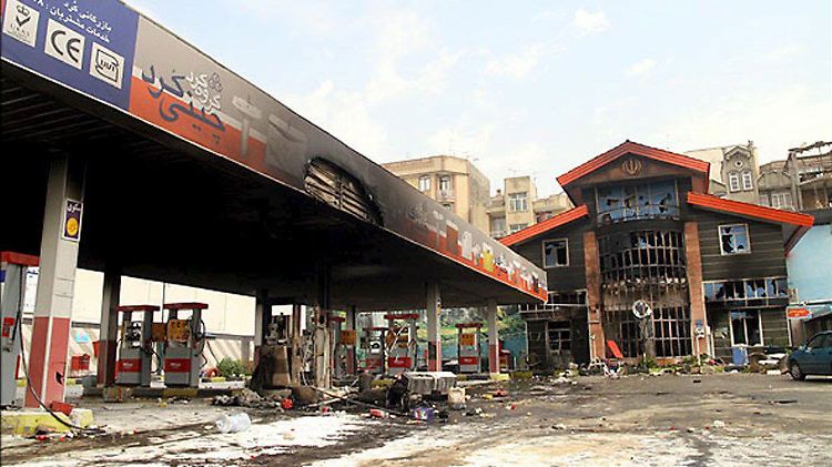 Eine ausgebrannte Tankstelle im Juni 2007. Als der Iran vor drei Jahren Benzin rationierte, kam es zu Unruhen.