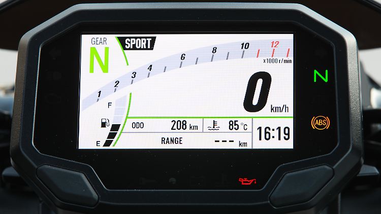 Neu ist auch das TFT-Display an der Kawasaki Z900, das seine Informationen vielleicht etwas sehr gedrängt darbietet.