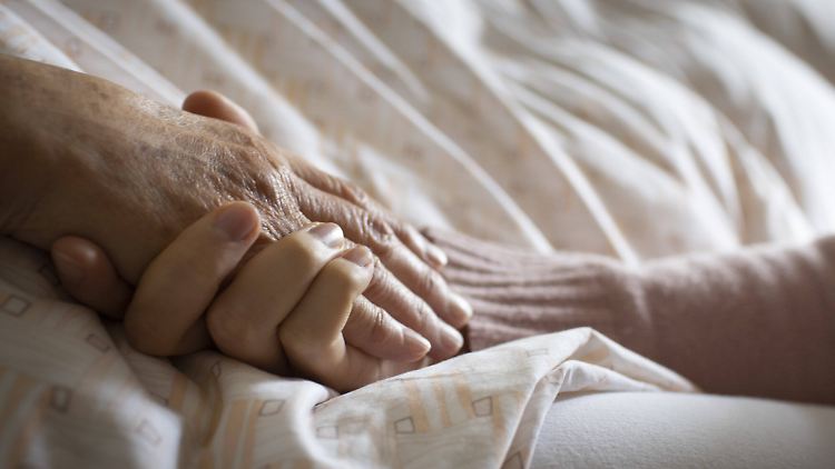 In Pflegeheimen schlägt das Virus besonders hart zu - und führt oftmals zum Tod.
