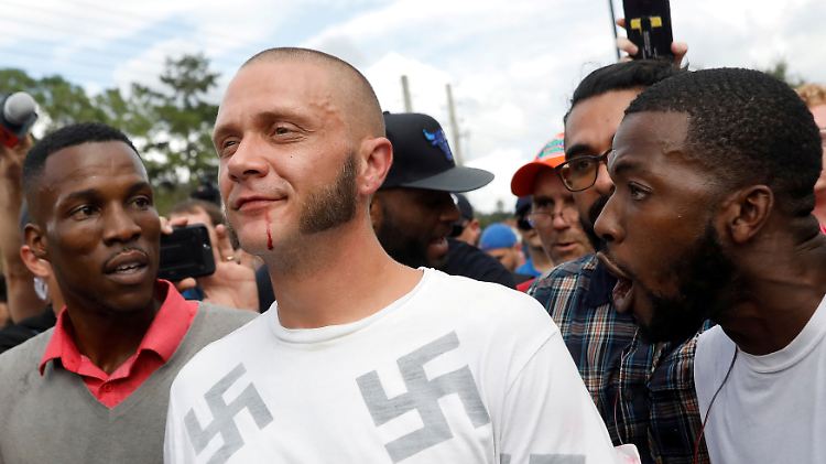 Ein US-amerikanischer Neonazi läuft 2017 in Gainesville, Florida durch eine Menge, die gegen Rassismus protestiert.