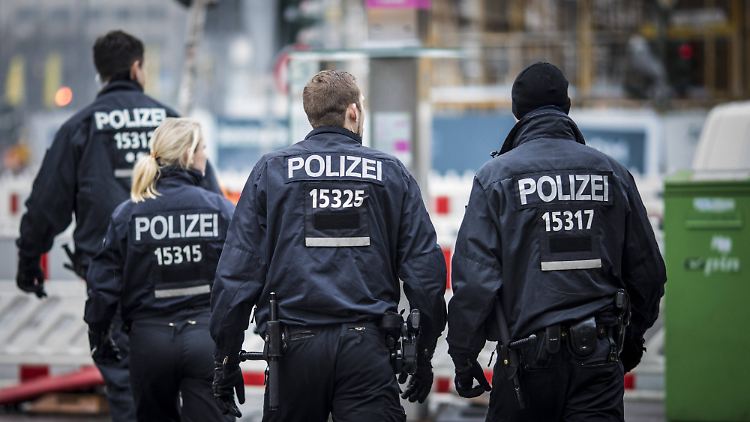 Die Regierung will mögliche rassistische Tendenzen untersuchen.