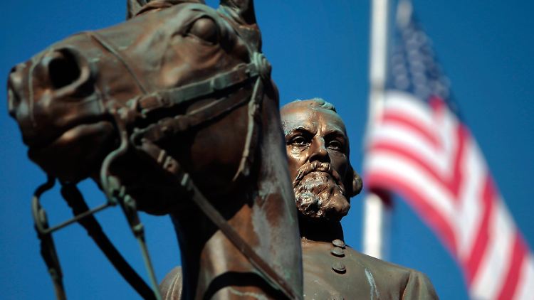 Reiterstatute des Südstaaten-Generals und Sklavenhalters Nathan B. Forrest. Seit Ende des 19. Jahrhunderts wurden schätzungsweise 700 solcher Denkmäler in den USA errichtet.