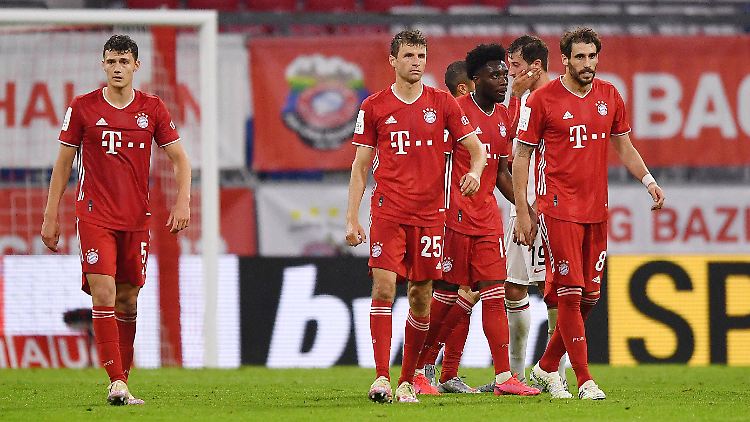 Aus dem "pomadigen" Pokalhalbfinale ab in die Meisterschaft? Thomas Müller und Co. sind "geschlaucht", aber holen wohl trotzdem den Titel.