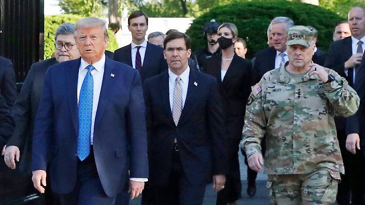 Sicherheitskräfte räumten US-Präsident Trump und seinem Gefolge den Weg frei, um zu einer Kirche zu gelangen.