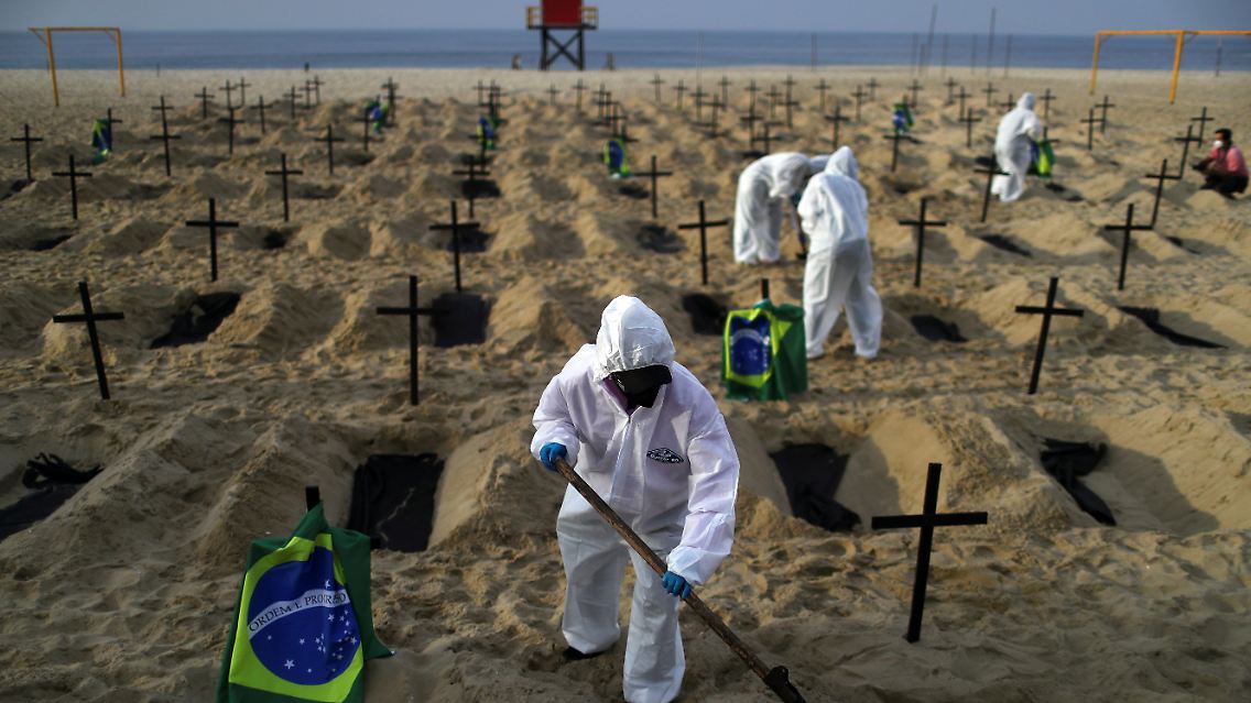 Die Reihen von Löchern im Copacabana-Strand erinnern an die hastig geschaufelten Gräber in besonders hart von der Pandemie betroffenen brasilianischen Gegenden wie etwa der Amazonasmetropole Manaus.