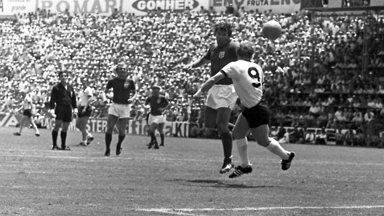 Da war es passiert: Uwe Seeler trifft mit dem Hinterkopf zum zwischenzeitlich 2:2 gegen England.