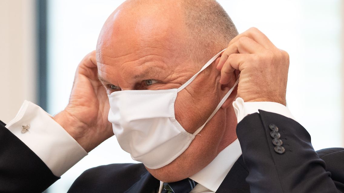 Nur die Maske bleibt Pflicht: Brandenburgs Ministerpräsident Woidke gibt die Verantwortung an die Bürger zurück.