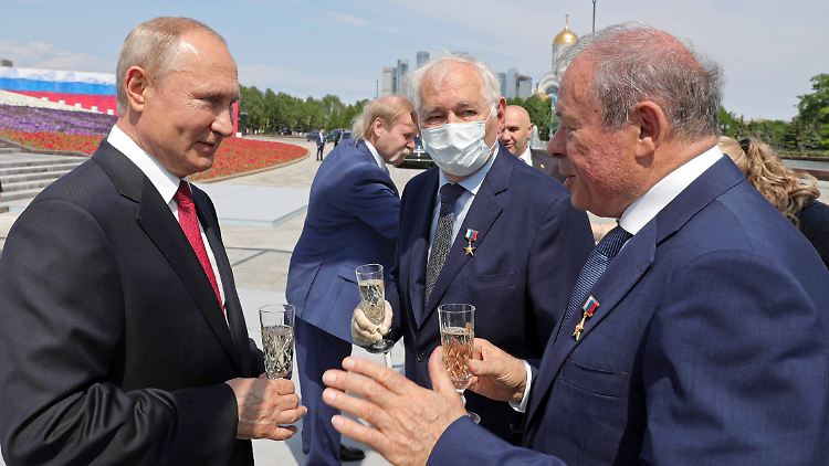Sektempfang und Smalltalk mit "Helden der Arbeit": Putin feiert den "Tag Russlands".