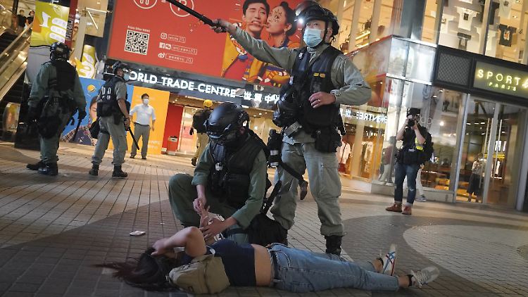 Einsatzkommandos der Polizei nahmen zahlreiche Menschen fest.