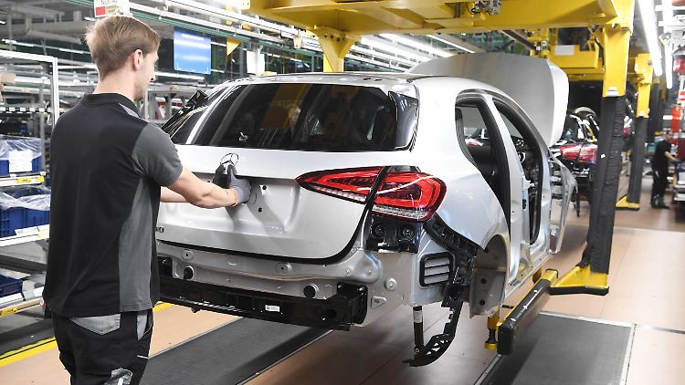 Betroffen seien ältere Modelle von Mercedes-Benz mit der Abgasnorm Euro 5, teilte der Konzern mit.