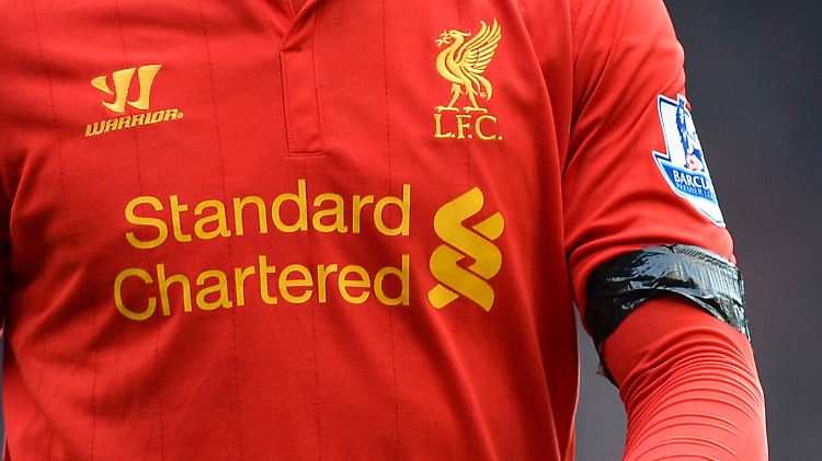 Auch die Spieler des FC Liverpool dürfen offiziell Zeichen setzen - wie hier im April in Erinnerung an die 96 Opfer der Hillsborough-Katastrophe.