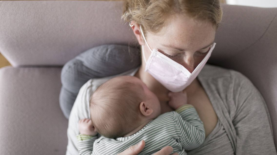Auf keinen Fall Mutter und Baby trennen, meint die WHO. Der Mundschutz soll das Baby vor Ansteckung schützen.